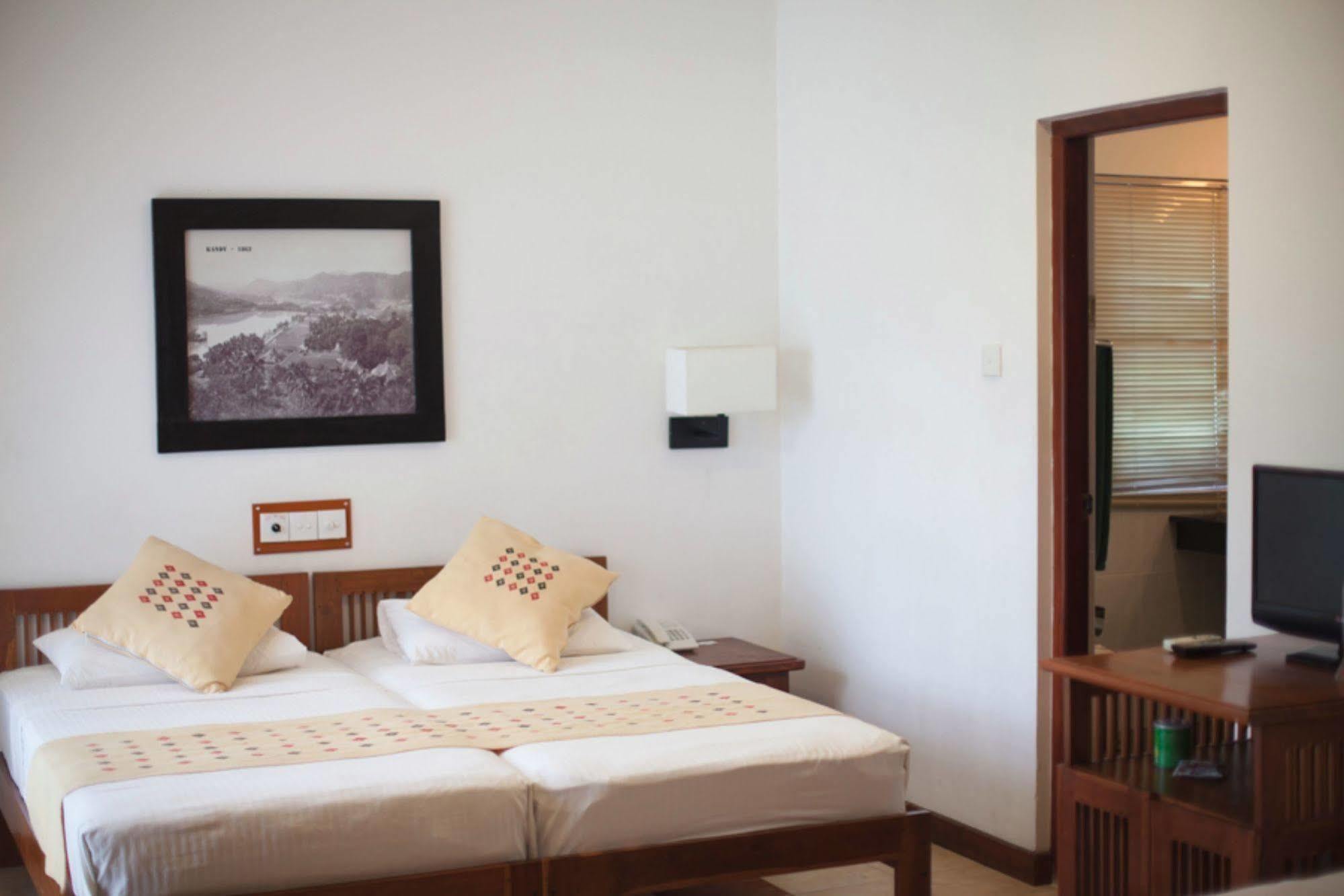 Senani Hotel Kandy Exterior photo